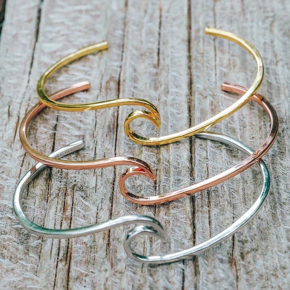 💥2 for $18💥Stunning and Simple Wave Cuff in Silver or Gold! - Picture 3 of 5